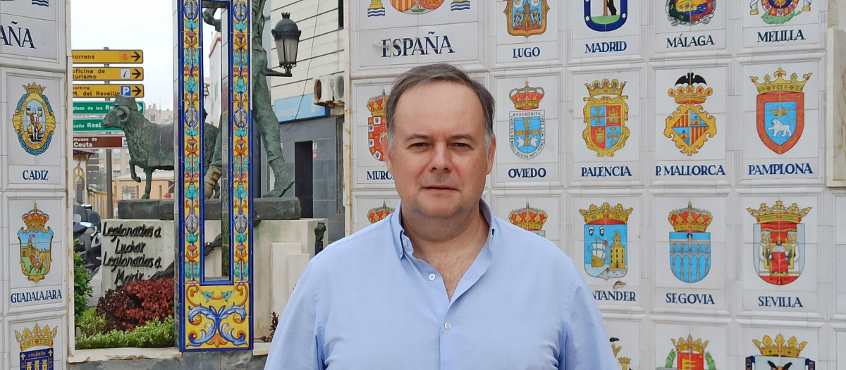 Javier Celaya en el monumento a las ciudades españolas, en Ceuta