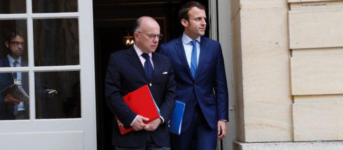 Emmanuel Macron reunido con Bernard Cazeneuve en el Elíseo en una foto de archivo