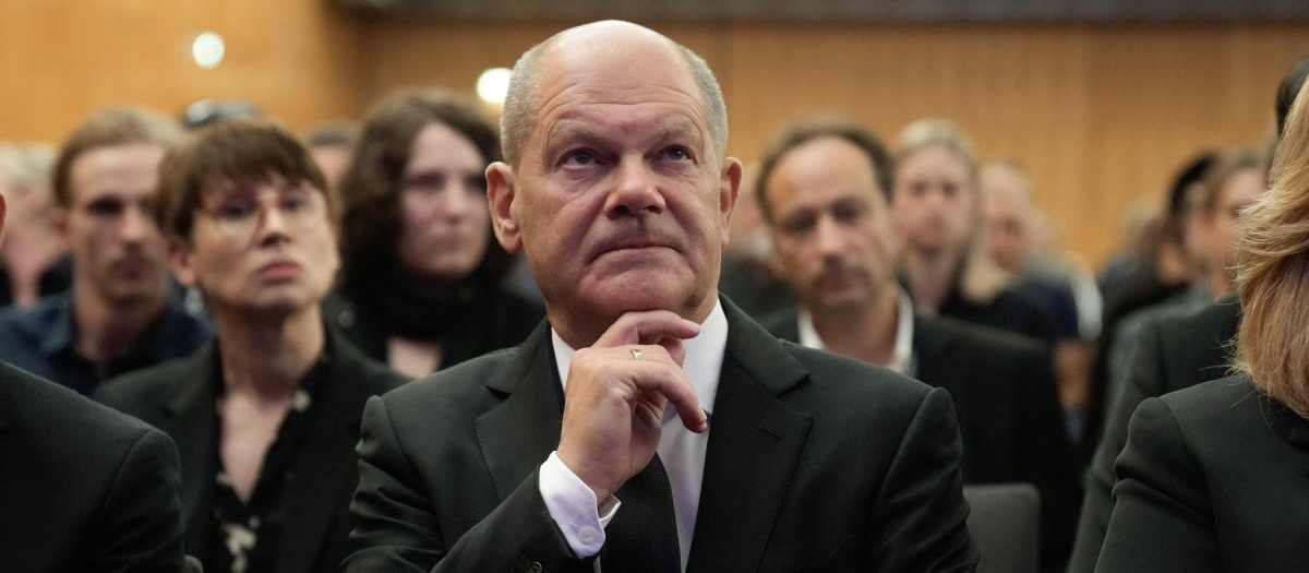 El canciller alemán Olaf Scholz asiste a una ceremonia en memoria de las víctimas de un mortal ataque con cuchillo en Solingen, en el oeste de Alemania