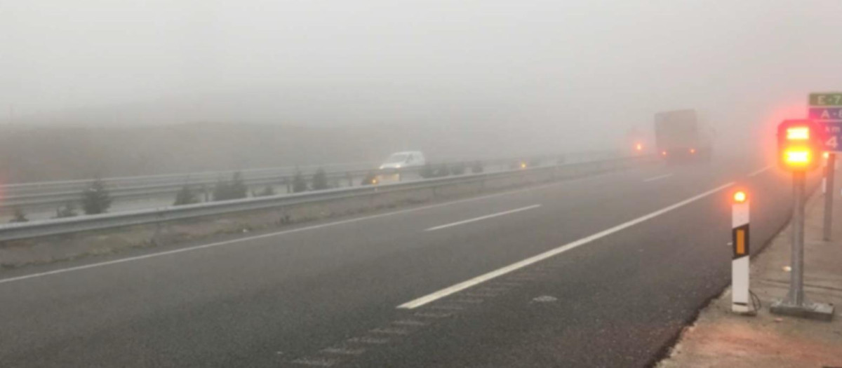 Tramo de la A-8, en Lugo, afectado por la niebla