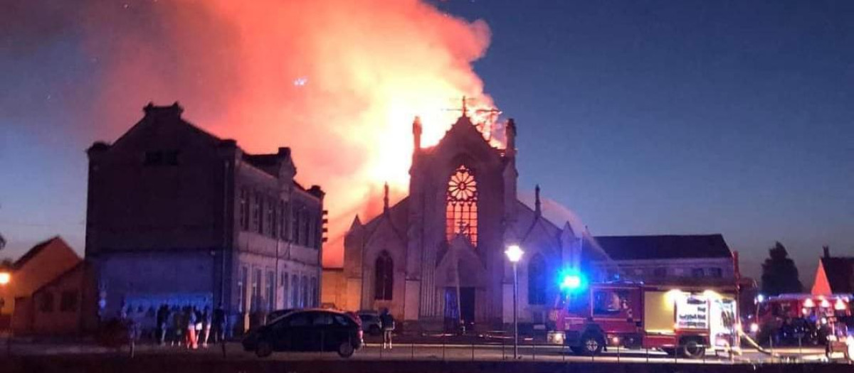 El incendio comenzó a las 4:30 en la sacristía