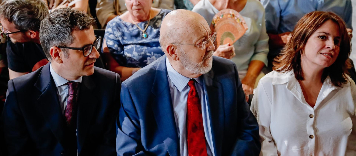 (I-D) El ministro de la Presidencia, Relaciones con las Cortes y Memoria Democrática, Félix Bolaños; el presidente del Centro de Estudios Sociológicos (CIS), José Félix Tezanos, y la vicesecretaria general del PSOE, Adriana Lastra, conversan en la presentación del libro 'Pedro Sánchez. Había partido: de las primarias a la Moncloa', de José Félix Tezanos, en el Círculo de Bellas Artes, a 21 de junio de 2022, en Madrid (España