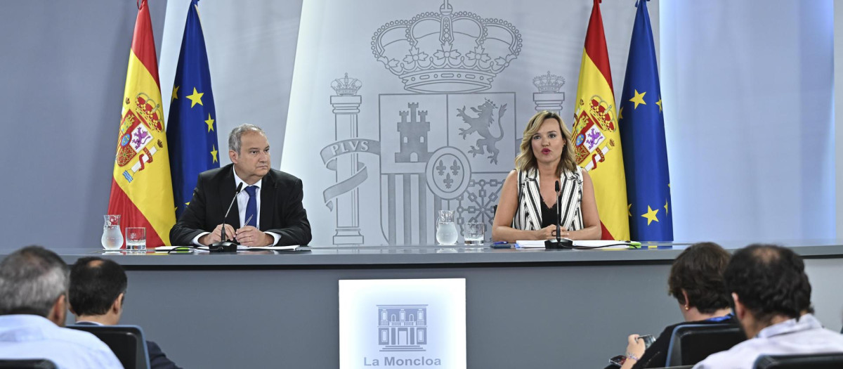 Pilar Alegría, portavoz del Gobierno, y Jordi Hereu, ministro de Industria y Turismo en la comparecencia del Gobierno tras el Consejo de Ministros