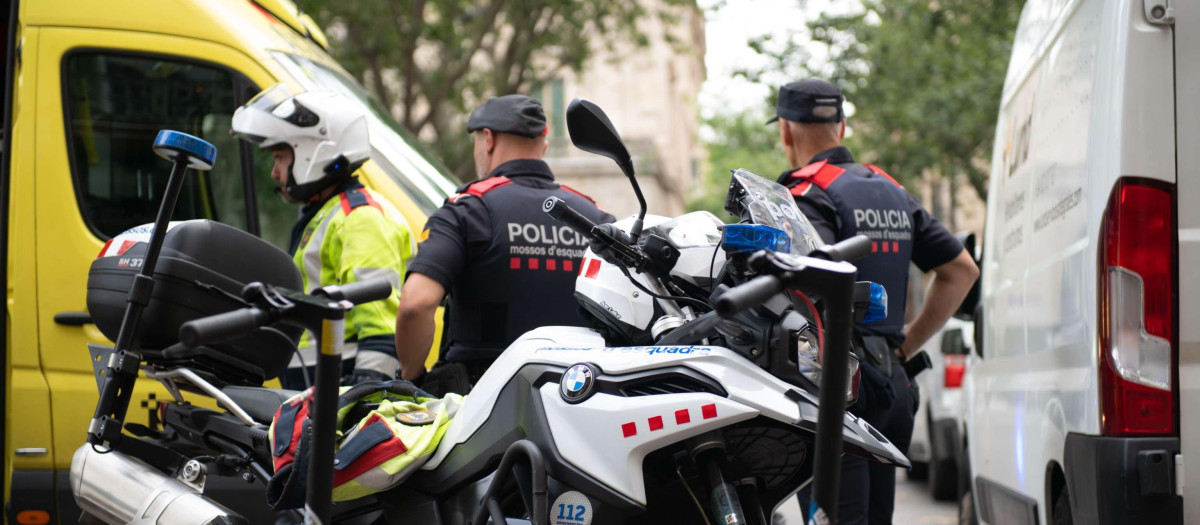 Dos agentes de los Mossos d'Esquadra