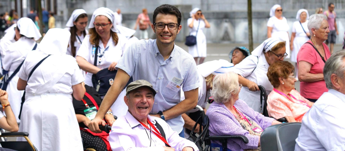 Varios voluntarios de la Hospitalidad de Murcia atienden a enfermos en Lourdes