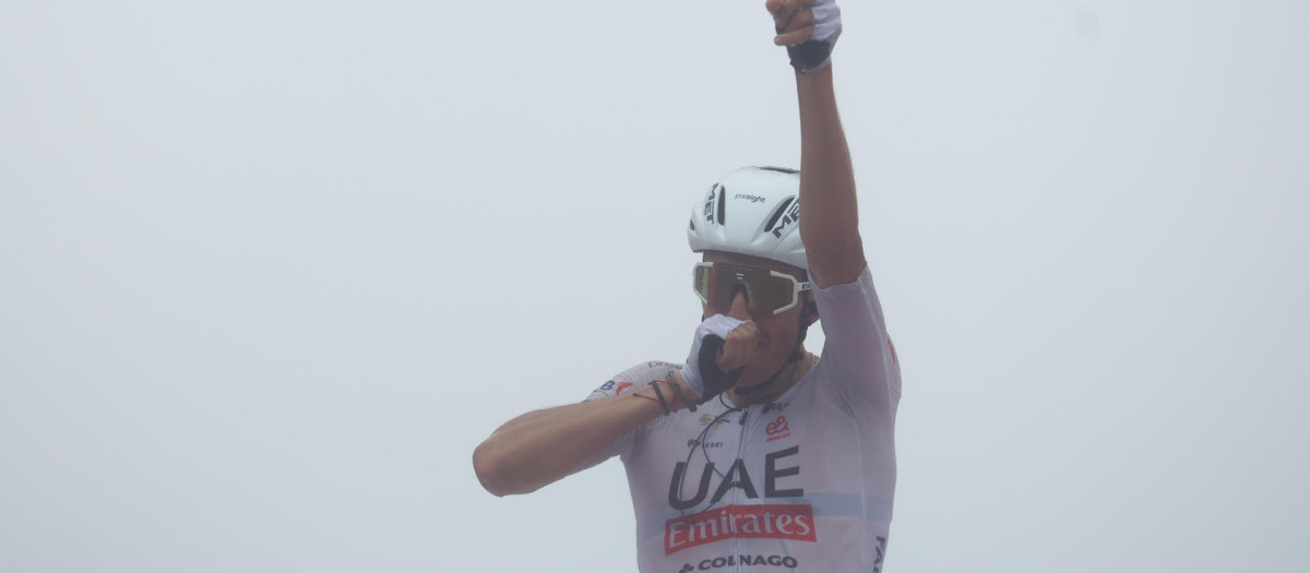 Marc Soler celebra su victoria en la decimosexta etapa de la Vuelta ciclista a España
