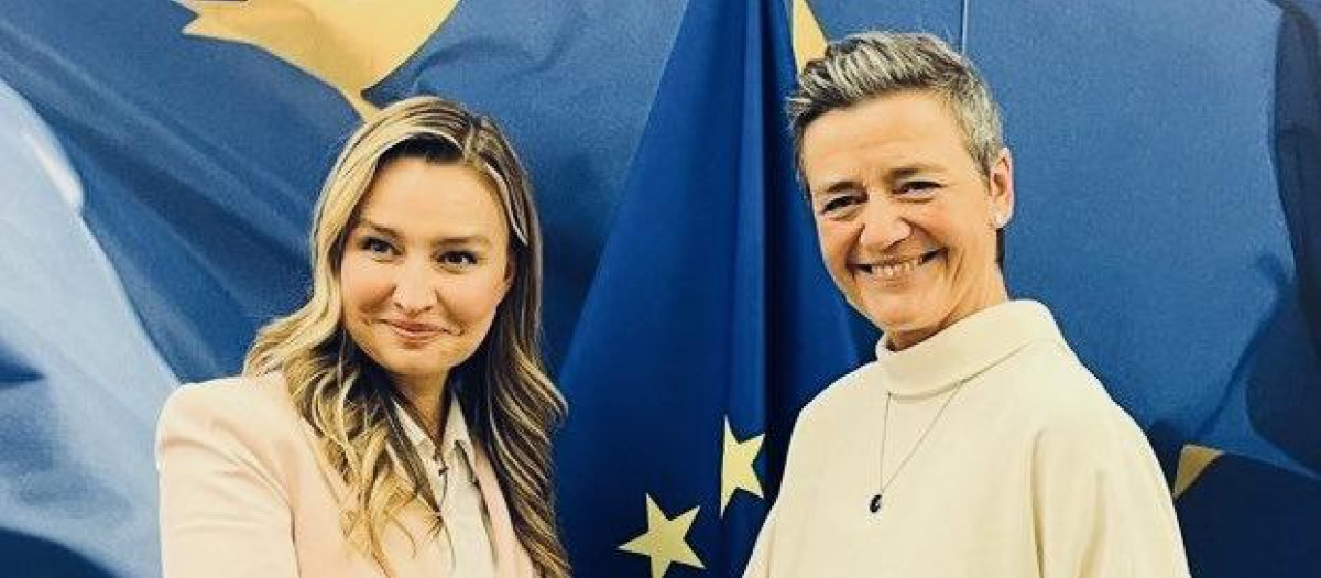 Ebba Busch, viceministra de Suecia, con Margrethe Vestager, vicepresidenta de la Comisión Europea