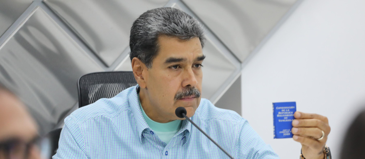 Nicolás Maduro con un ejemplar de la Constitución venezolana