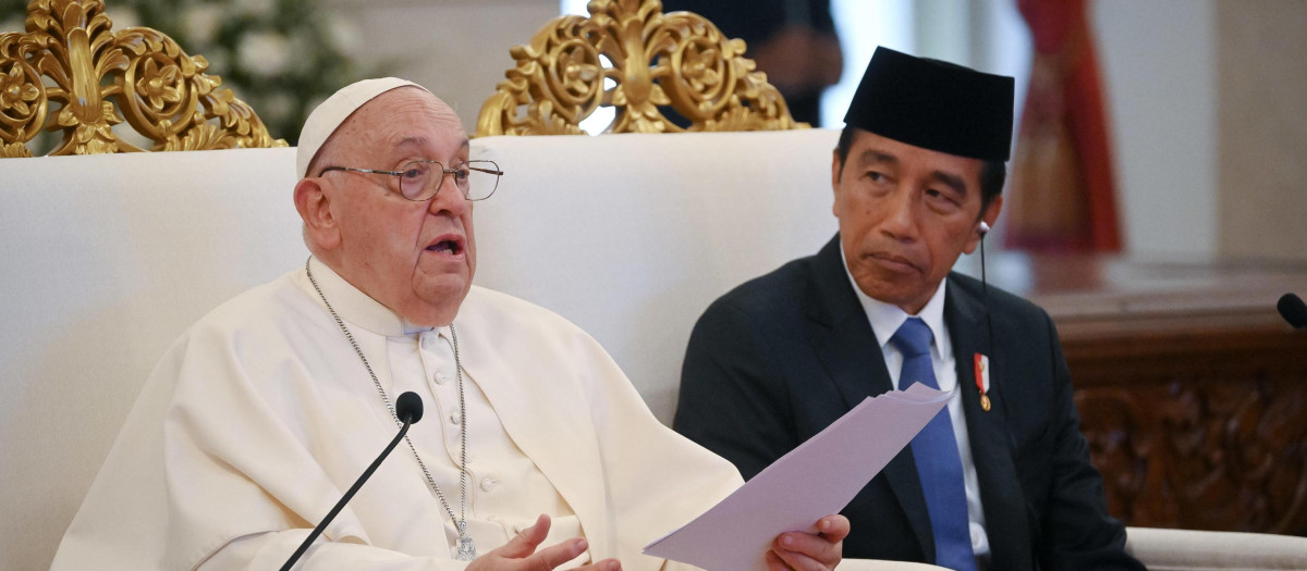 Jakarta (Indonesia), 03/09/2024.- Pope Francis and Indonesian President Joko Widodo attend meeting with the authorities, civil society and the diplomatic corps at the Presidential Palace in Jakarta, Indonesia, 04 September 2024. Pope Francis is on an apostolic visit to the Muslim-majority country of Indonesia from 03 to 06 September, as part of his 12-day trip to the Asia-Pacific region, which esi:includes stops in Papua New Guinea, East Timor, and Singapore. (Papa, República Guinea, Papúa-Nueva Guinea, Papúa Nueva Guinea, Singapur, Timor Oriental, Singapur) EFE/EPA/Alessandro Di Meo