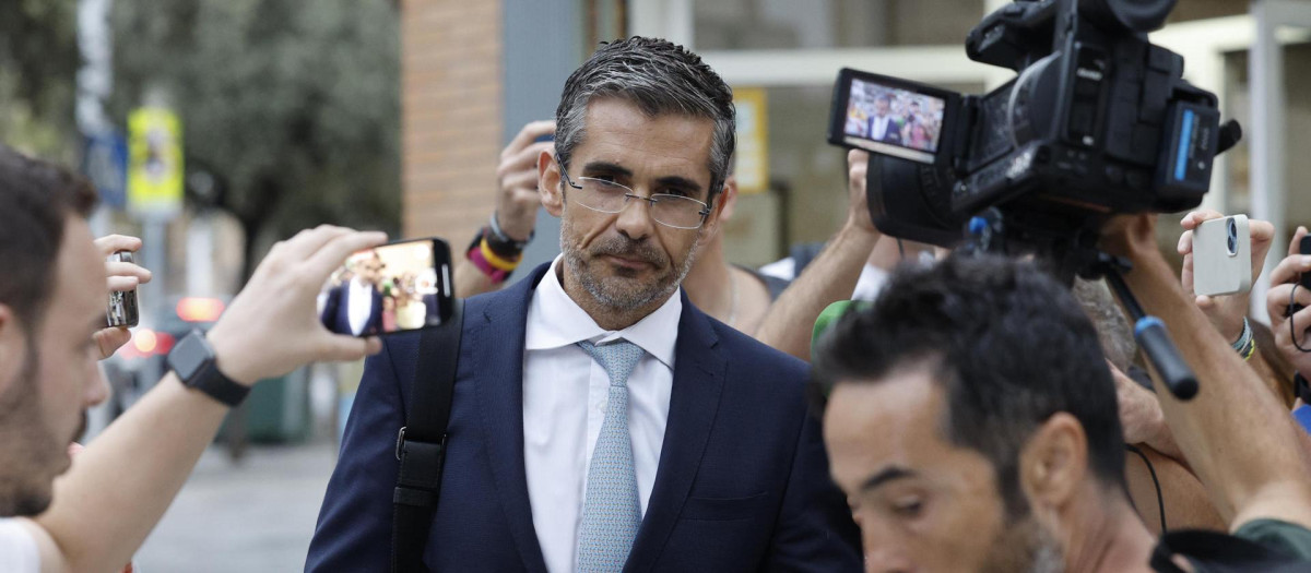 Jaime Campaner, abogado del futbolista del Valencia CF Rafa Mir, rodeado de periodistas este miércoles en Valencia