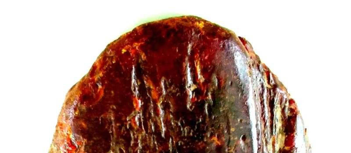 La piedra de ámbar utilizada por la mujer