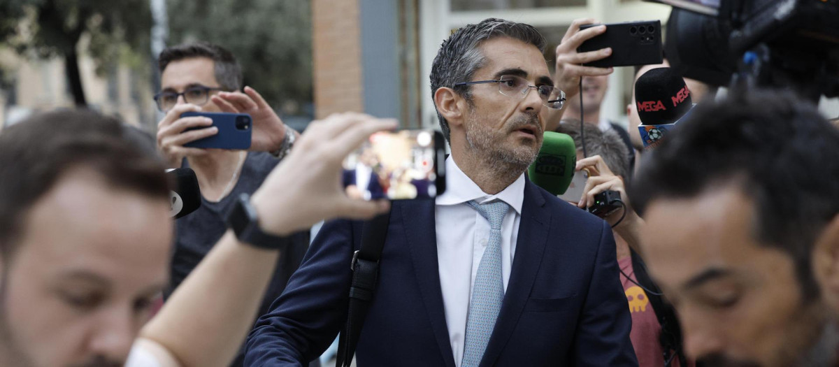 Jaime Campaner, abogado del futbolista del Valencia CF Rafa Mir, rodeado de periodistas este miércoles en Valencia