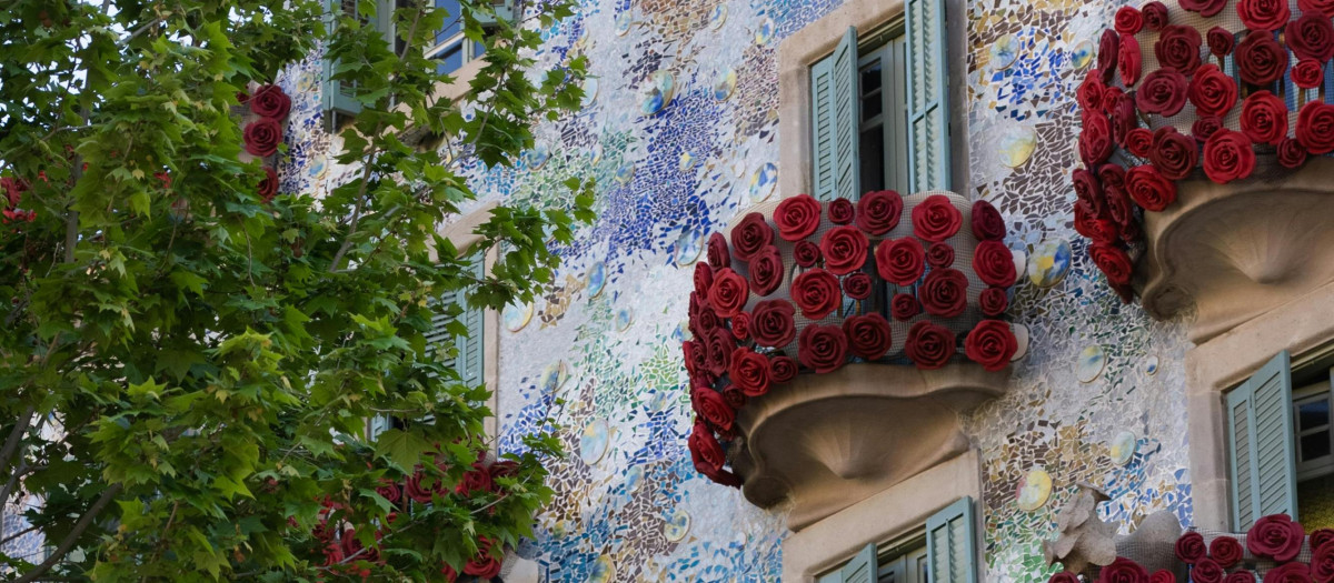 Rosas en los balcones de la Casa Batlló, en Barcelonac