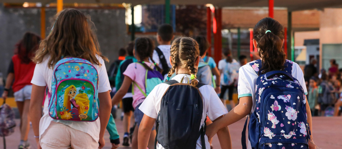 Tres niñas entran a un colegio de Madrid
