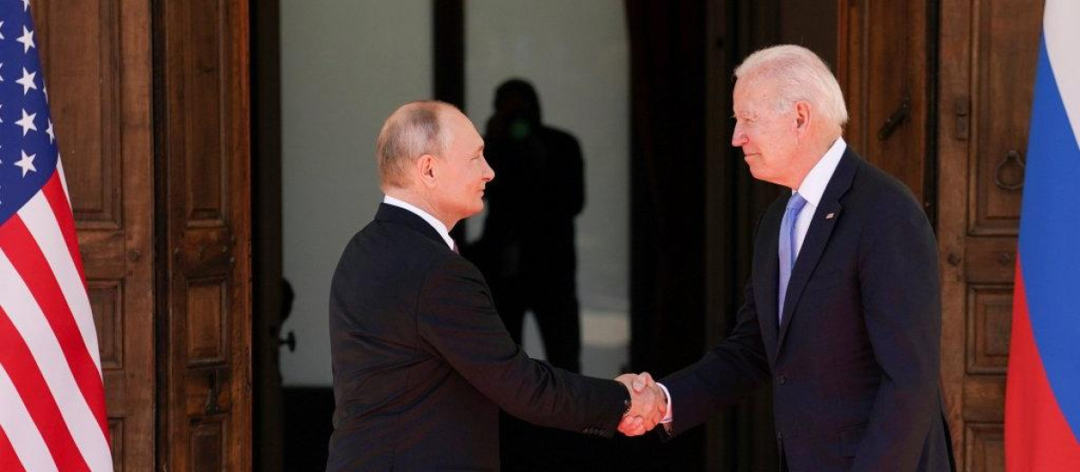 Putin saluda a Biden en una reunión de 2021