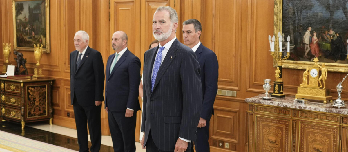 El Rey, con los presidentes del Tribunal Constitucional, Cándido Conde-Pumpido; del Senado, Pedro Rollán; del Congreso, Francina Armengol, y del Gobierno, Pedro Sánchez