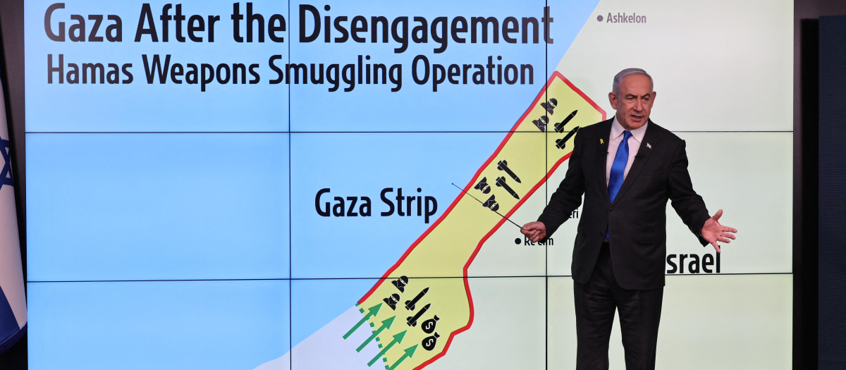 El primer ministro de Israel, Benjamin Netanyahu, señala un mapa de la Franja de Gaza durante una conferencia de prensa en la Oficina de Prensa del Gobierno (OPG) en Jerusalén