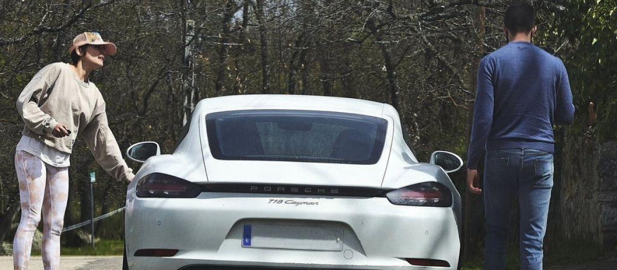 El presentador David Broncano junto a su coche