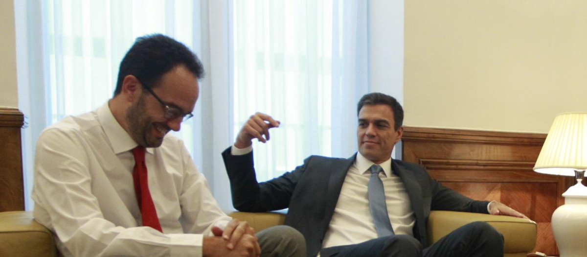 Pedro Sánchez y el actual director adjunto del Gabinete de la Presidencia del Gobierno, Antonio Hernando, en una foto de archivo