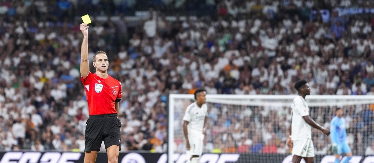 Alberola Rojas saca una tarjeta amarilla en el Real Madrid vs Betis