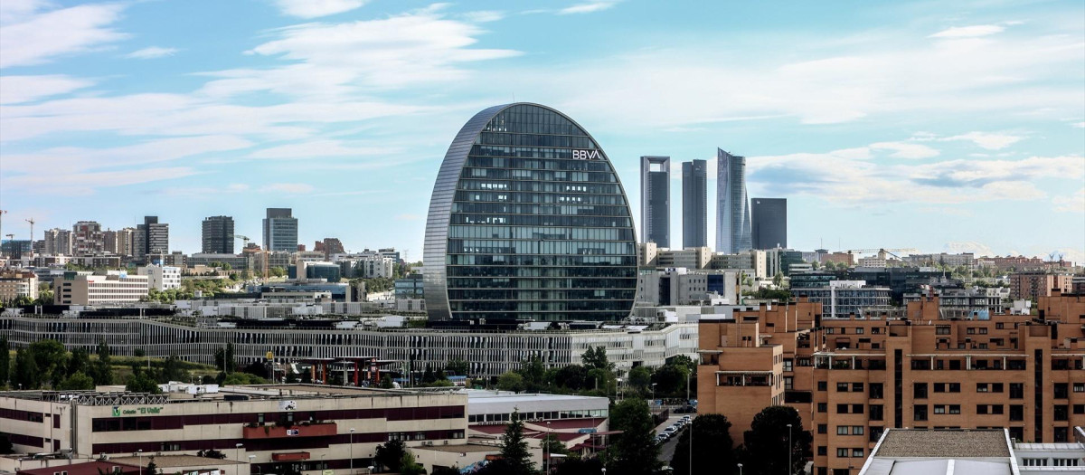 Fachada del edificio ‘La Vela’, en la ciudad del BBVA, en Madrid.