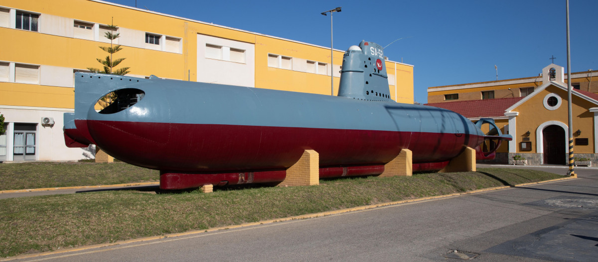 El submarino Tiburón SA-52 de la Armada española se encuentra expuesto en un jardín en el Arsenal de Cartagena