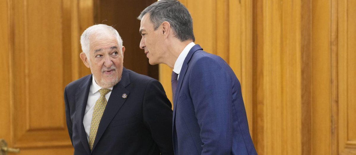 El presidente del Gobierno, Pedro Sánchez (d), habla con el presidente del Tribunal Constitucional, Cándido Conde-Pumpido