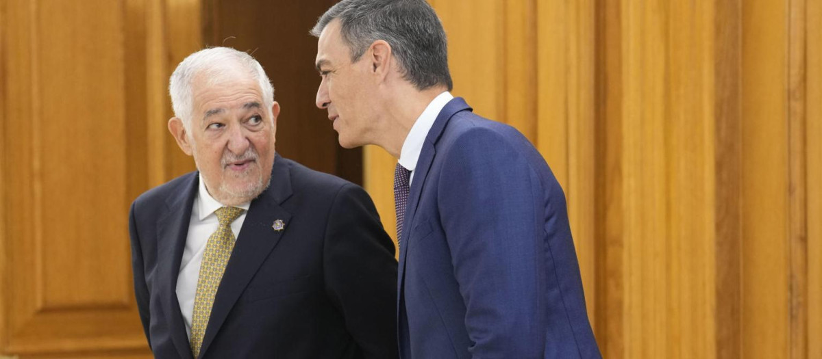 El presidente del Gobierno, Pedro Sánchez (d), habla con el presidente del Tribunal Constitucional, Cándido Conde-Pumpido