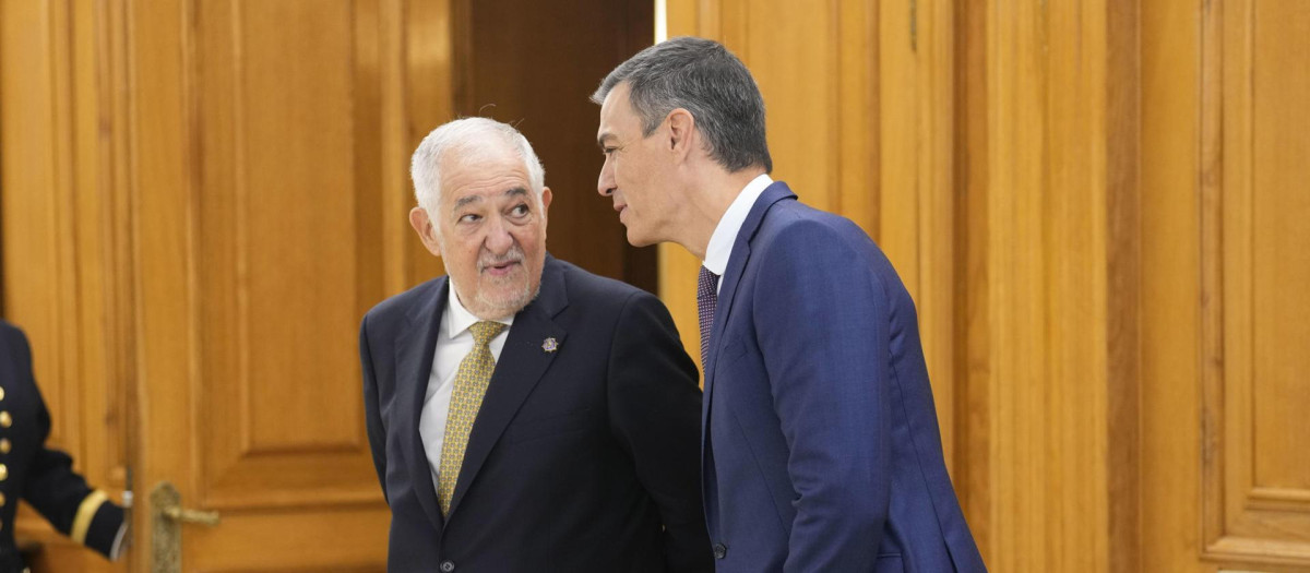 El presidente del Gobierno, Pedro Sánchez (d), habla con el presidente del Tribunal Constitucional, Cándido Conde-Pumpido