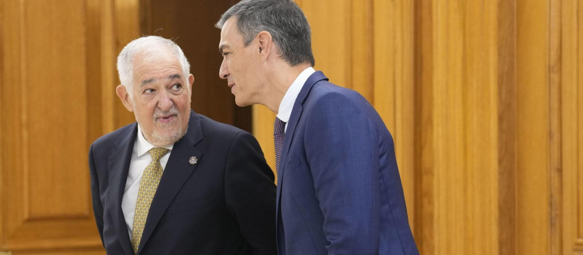 El presidente del Gobierno, Pedro Sánchez (d), habla con el presidente del Tribunal Constitucional, Cándido Conde-Pumpido