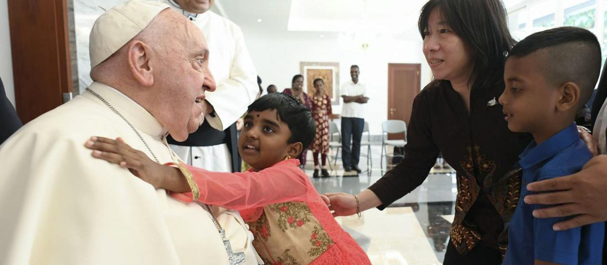 YAKARTA (INDONESIA), 03/09/2024.- El papa Francisco saludó este martes, a su llegada a la nunciatura de Yakarta tras un vuelo de 13 horas, a un grupo de refugiados acogidos por el Servicio Jesuita a Refugiados, niños huérfanos criados por monjas dominicas y ancianos, y migrantes y personas sin hogar acompañados por la Comunidad de San Egidio. EFE/ Vatican Media SOLO USO EDITORIAL/SOLO DISPONIBLE PARA ILUSTRAR LA NOTICIA QUE ACOMPAÑA (CRÉDITO OBLIGATORIO)