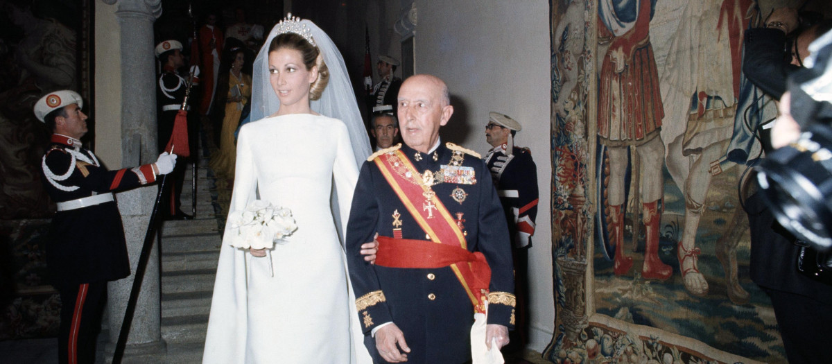 FRANCO BAHAMONDE , FRANCISCO
MILITAR Y POLITICO ESPAÑOL. EL FERROL 1892 - 1975
JEFE DE ESTADO ESPAÑOL 1939 -1975
BODA DE SUN NIETA MARIOLA MARTINEZ BORDIU CON RAFAEL ARDID , AÑO 1974