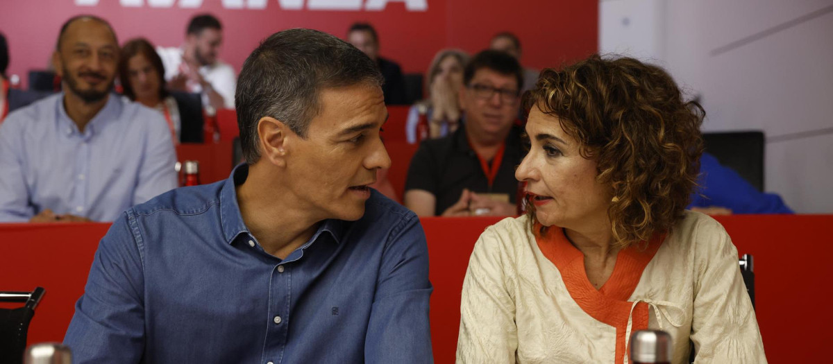 El líder socialista y presidente del Gobierno, Pedro Sánchez (i), habla con la vicepresidenta primera del Gobierno y ministra de Hacienda, María Jesús Montero