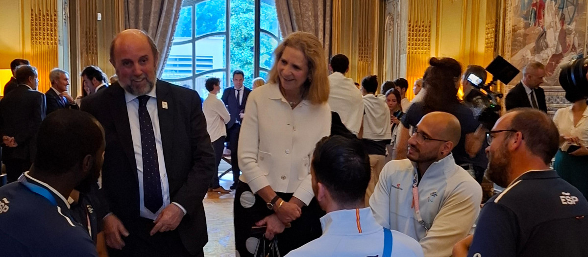 La Infanta Elena en la Embajada de España en París con los paralímpicos españoles