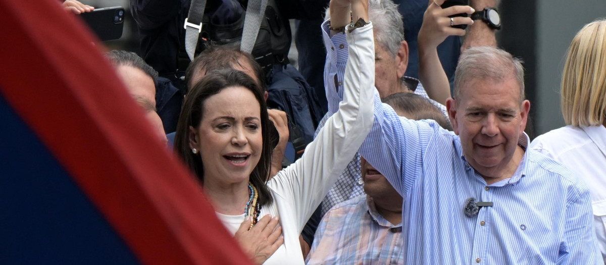 Edmundo González y María Corina Machado en una protesta tras las elecciones
