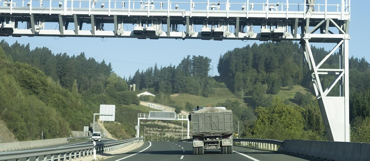 La autopista en cuestión dispone de pórticos para identificar los coches