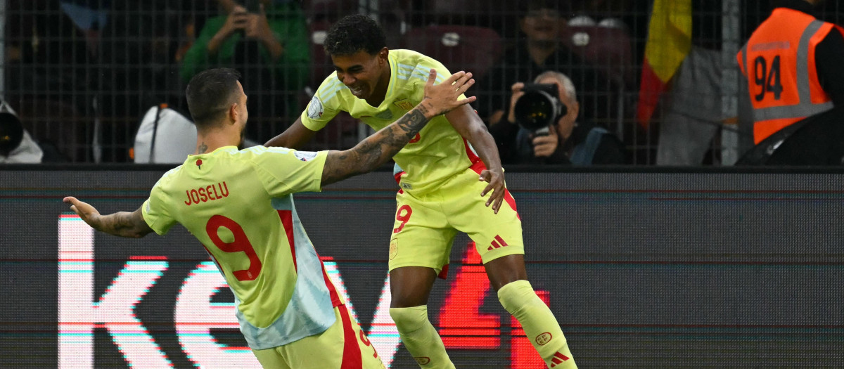 Joselu celebra el 0-1 con Lamine Yamal