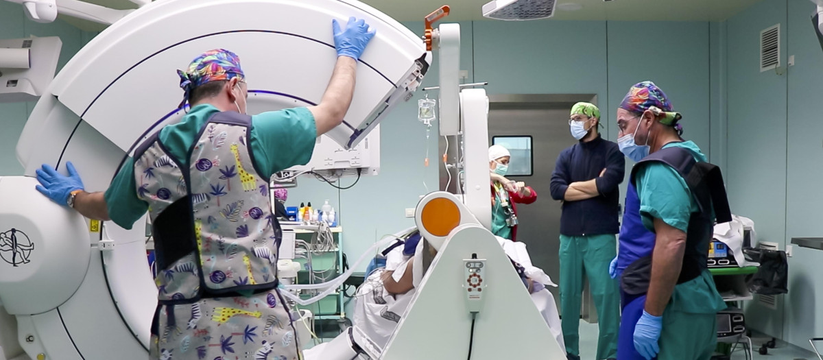 Tecnología láser con la que se tratan tumores cerebrales en el Hospital La Fe de Valencia