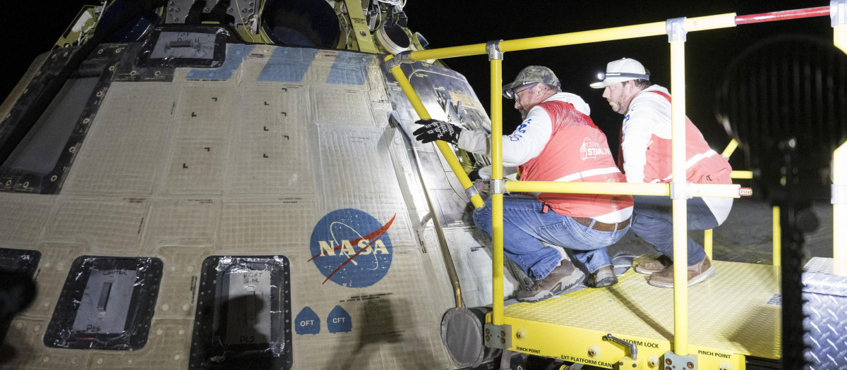 Equipos de la NASA y Boeing revisan la nave Starliner tras su aterrizaje en Nuevo México, el pasado sábado