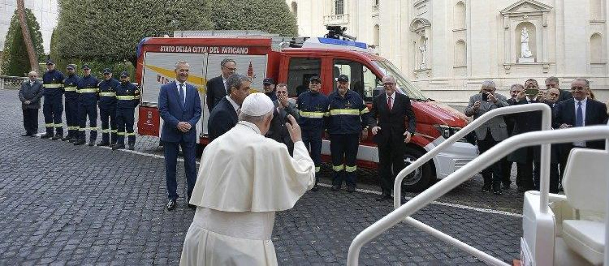 El Papa Francisco bendice un vehículo de los bomberos