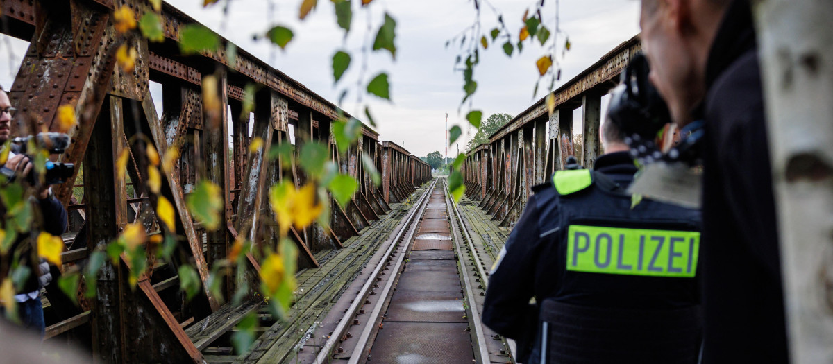 Agentes de la Policía alemana vigilan una ruta utilizada frecuentemente por los migrantes que cruzan la frontera entre Alemania y