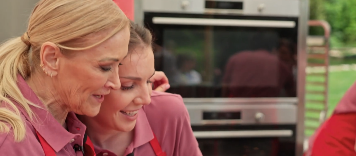 Cristina Cifuentes junto a Inés Hernand en la prueba por equipos de 'MasterChef Celebrity 9'