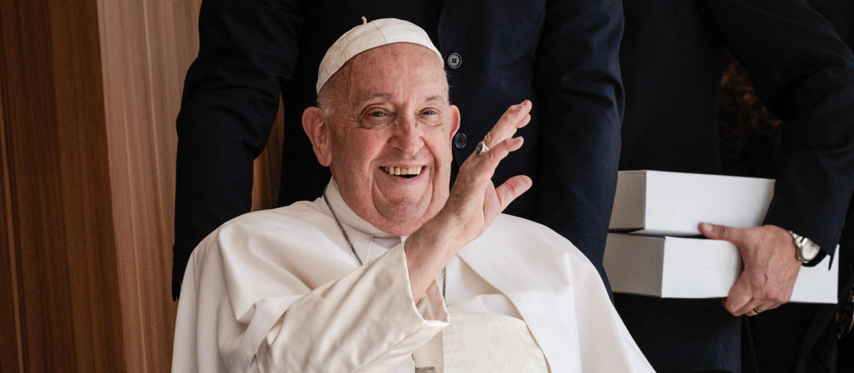 El Papa Francisco llega para una reunión con obispos, sacerdotes, diáconos, personas consagradas, seminaristas y catequistas en la Catedral de la Inmaculada Concepción