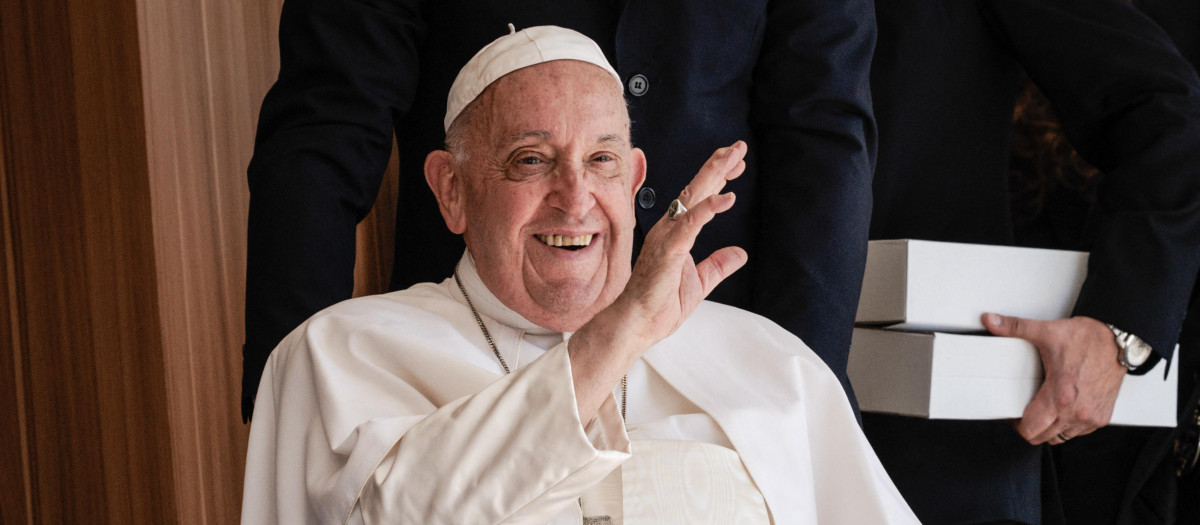 El Papa Francisco llega para una reunión con obispos, sacerdotes, diáconos, personas consagradas, seminaristas y catequistas en la Catedral de la Inmaculada Concepción