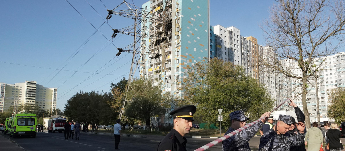 Un edificio residencial dañado tras un ataque con drones en Ramenskoye, en la región de Moscú