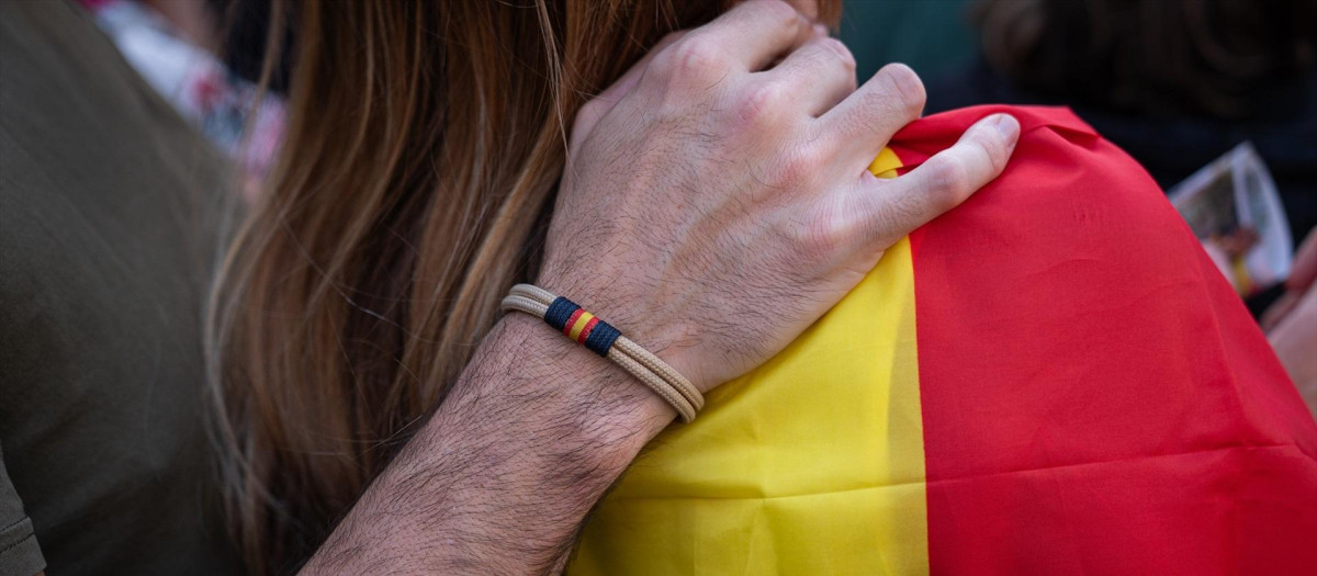 Una persona con una pulsera con la bandera de España durante una manifestación contra la amnistía, a 12 de noviembre de 2023, en Barcelona, Catalunya (España). Convocada por el PP, se ha celebrado una concentración en Barcelona tras el pacto entre el PSOE y Junts que ha tenido lugar en Bruselas para investir al presidente del Gobierno en funciones y candidato socialista a la reelección, Pedro Sánchez. El pacto incluye una posible ley de amnistía. Esta es una de las muchas concentraciones que el Partido Popular ha convocado por toda España en protesta por el acuerdo de investidura.
12 NOVIEMBRE 2023;MANIFESTACIÓN;CONCENTRACIÓN;AMNISTÍA;PP;PARTIDO POPULAR;ACUERDO;INVESTIDURA;PSOE;JUNTS
Pau Venteo / Europa Press
(Foto de ARCHIVO)
12/11/2023