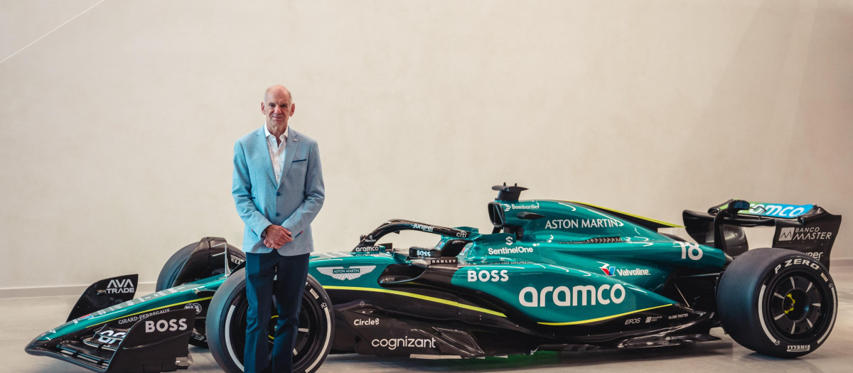 Adrian Newey posa junto al Aston Martin
