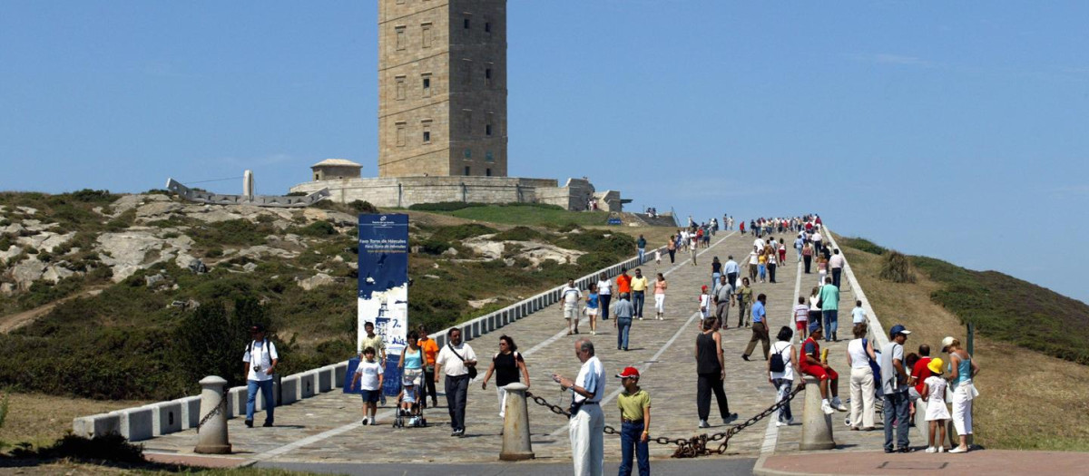 Gente paseando por la zona de la Torre de Hércules en La Coruña