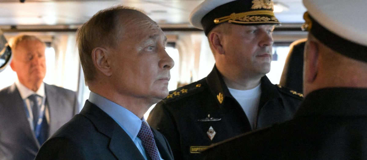 El presidente ruso, Vladimir Putin, acompañado por el comandante de la Flota del Pacífico rusa, el almirante Viktor Liina