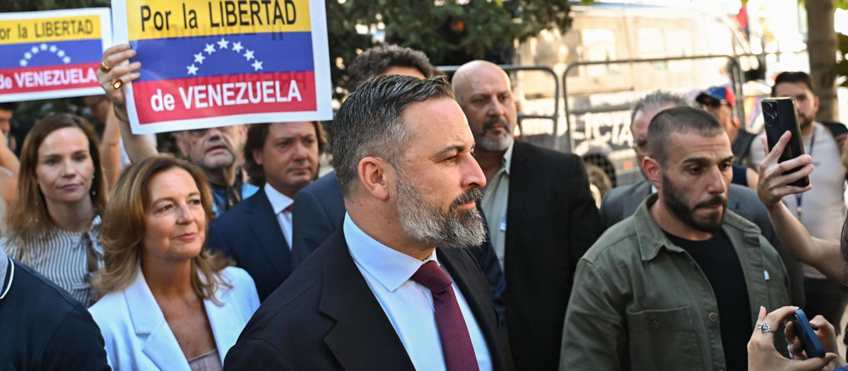Santiago Abascal participa en una concentración convocada ante el Congreso para reivindicar la victoria de Edmundo González